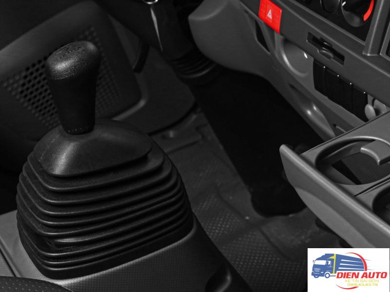 Xe Tải Isuzu QLR77FE4 2 Tấn Thùng Kín Bửng Nâng