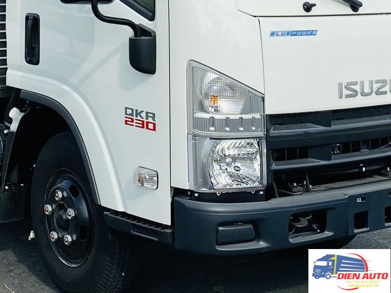 Xe Tải Isuzu QLR77FE4 2 Tấn Thùng Kín Bửng Nâng