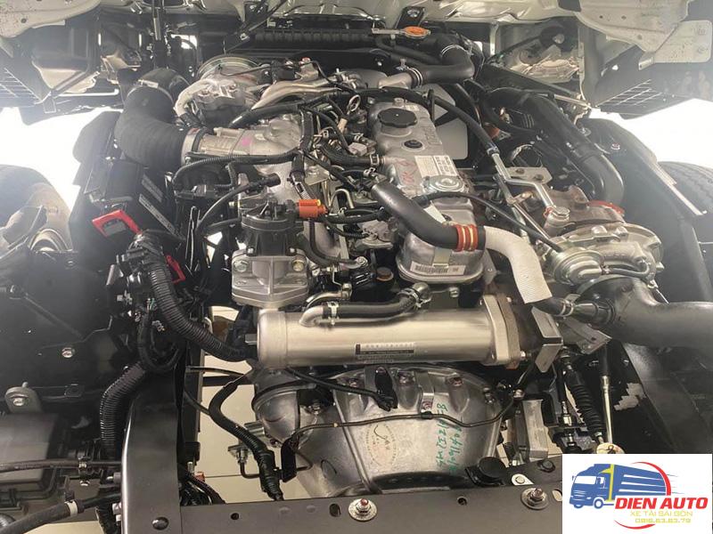 Xe Tải Isuzu QMR77HE5 2.8 Tấn Thùng Bạt