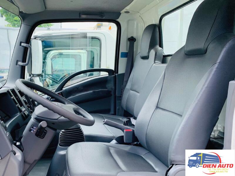 Xe Tải Isuzu QLR77FE4 2 Tấn Thùng Kín Bửng Nâng