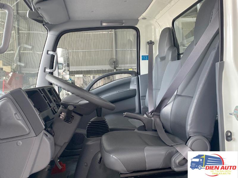 Xe Tải Isuzu QMR77HE5 2.8 Tấn Thùng Bạt