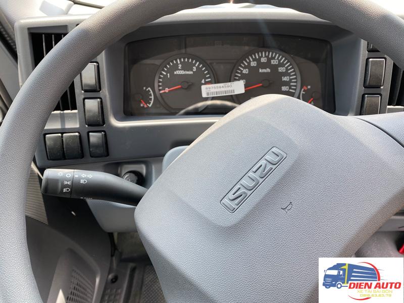 Xe Tải Isuzu QMR77HE5 2.8 Tấn Thùng Bạt