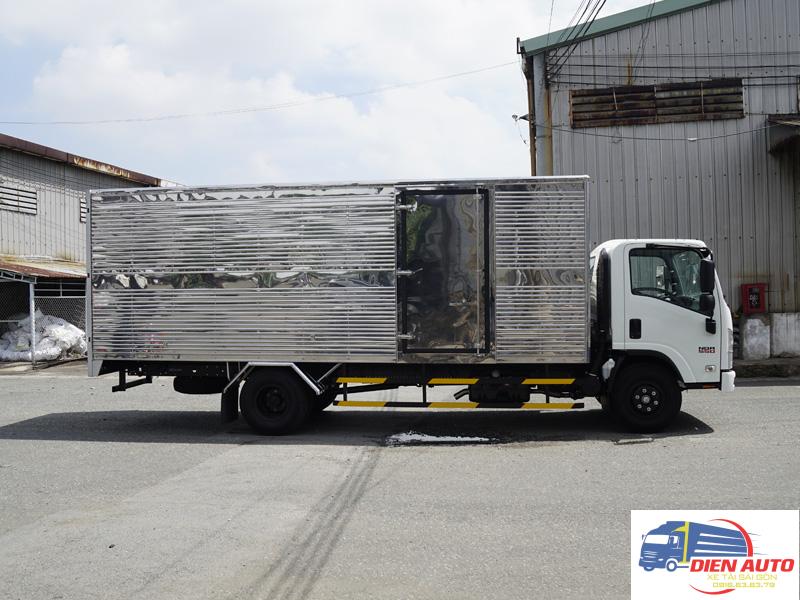 Xe Tải Isuzu NQR75ME4 5.5 Tấn Thùng Kín