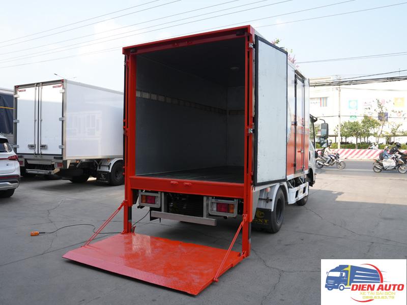 Xe Tải Isuzu QLR77FE4 2 Tấn Thùng Kín Bửng Nâng