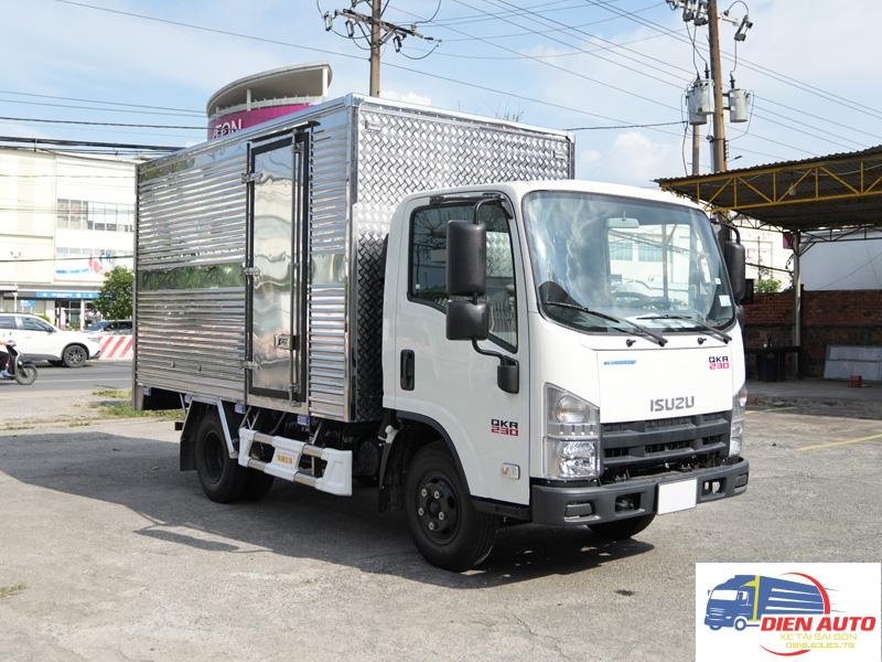 Xe Tải Isuzu QLR77FE4 2 Tấn Thùng Kín Bửng Nâng