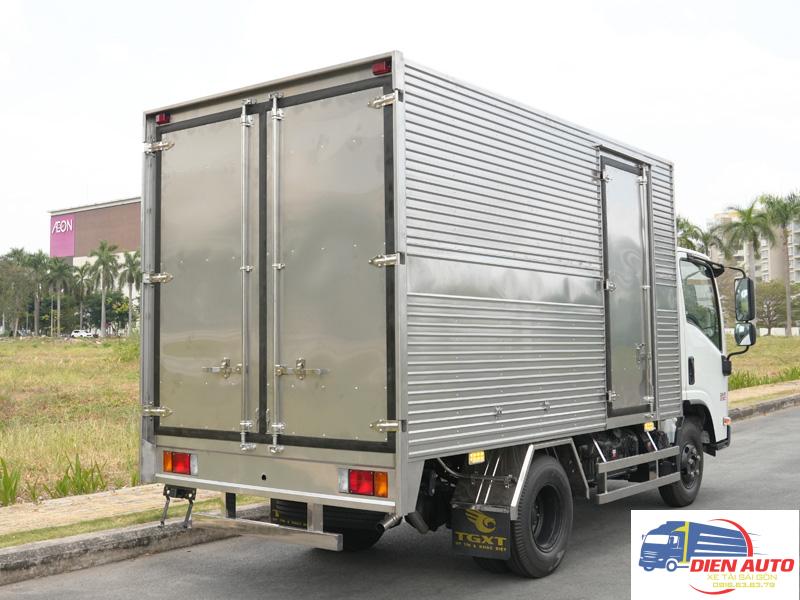 Xe Tải Isuzu QLR77FE4 2.4 Tấn Thùng Kín