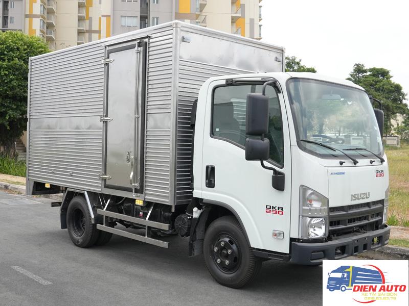 Xe Tải Isuzu QLR77FE4 2.4 Tấn Thùng Kín